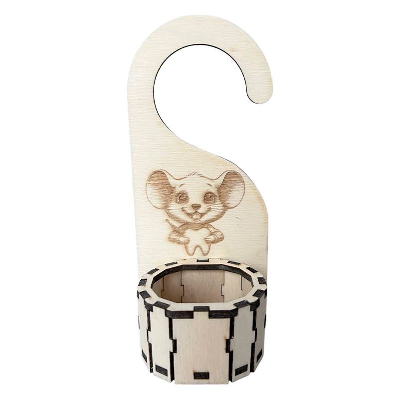 Boîte suspendue Petite Souris en bois – vue de face, personnalisée avec prénom