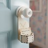 Boîte Petite Souris suspendue à une poignée de porte – mot et pièce laissés par la Petite Souris