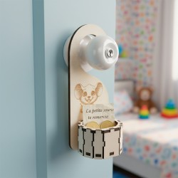 Boîte Petite Souris suspendue à une poignée de porte – pièce et mot de la Petite Souris après le passage