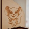 Détail gravure laser Petite Souris sur boîte en bois personnalisée pour dents de lait