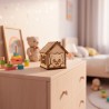 Tirelire maison chat en bois décorative – posée dans une chambre d’enfant