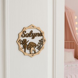 Plaque prénom en bois personnalisée fixée sur une porte de chambre d’enfant