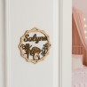 Plaque prénom en bois personnalisée fixée sur une porte de chambre d’enfant