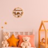 Décoration murale en bois personnalisée avec prénom, fée et champignon dans une chambre d’enfant