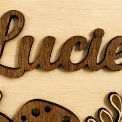 Zoom sur le prénom personnalisé gravé au laser sur la plaque en bois