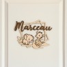 Plaque prénom personnalisée en bois savane avec éléphant et girafe accrochée sur une porte de chambre d’enfant