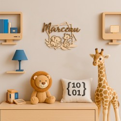 Décoration murale savane personnalisée en bois avec prénom, éléphant et girafe dans une chambre d’enfant