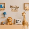 Décoration murale savane personnalisée en bois avec prénom, éléphant et girafe dans une chambre d’enfant