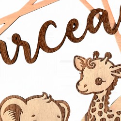 Détail gravure bois de la plaque prénom personnalisée savane avec girafe et éléphant
