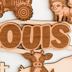 Zoom détail plaque prénom personnalisée en bois, gravure ferme et animaux