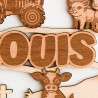 Zoom détail plaque prénom personnalisée en bois, gravure ferme et animaux