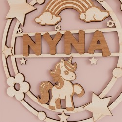 Zoom détail plaque prénom personnalisée bois licorne et arc-en-ciel