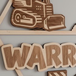 Zoom détail plaque prénom personnalisée en bois bulldozer gravé au laser