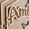 Zoom détail plaque prénom personnalisée en bois biche et motifs floraux gravés au laser