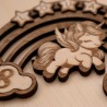 Gros plan sur la gravure au laser de la licorne et des arcs colorés en bois de la pancarte.