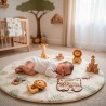 Bébé dormant sur tapis rond de chambre thème safari avec pancarte évolutive personnalisée Gabin