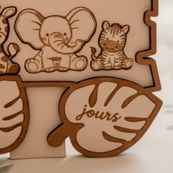 Gros plan sur la pancarte évolutive safari personnalisée, détail éléphant et inscription jours gravés