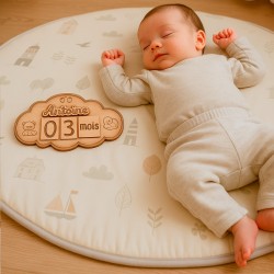 Bébé dormant en pyjama avec la pancarte nuage personnalisée Antoine 3 mois posée à côté