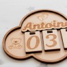 Gros plan sur la pancarte nuage personnalisée Antoine avec gravure ourson et plaquettes