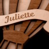 Gros plan sur la gravure du prénom Juliette sur une pancarte montgolfière en bois