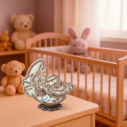 Décoration ourson sur la lune personnalisée posée sur une commode dans une chambre de bébé