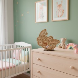 Décoration naissance ourson lune personnalisée avec prénom et bracelet exposée dans une chambre enfant verte