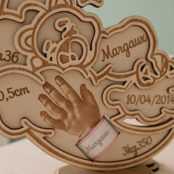 Gros plan sur la décoration naissance personnalisée ourson sur la lune avec bracelet Margaux