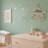 Plaque prénom personnalisée Ambre en bois accrochée au mur d’une chambre d’enfant décorée