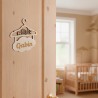Plaque prénom personnalisée Gabin en bois fixée sur une porte de chambre bébé