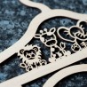 Détail de la découpe bois au laser représentant lion, girafe et éléphant sur la plaque prénom décorative