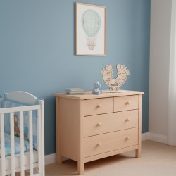 Déco naissance en bois personnalisée pieds de bébé posée sur une commode dans une chambre de petit garçon