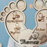 Zoom sur la décoration en bois pieds de bébé personnalisée avec prénom date poids et taille gravés