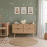 Déco chambre bébé personnalisée en bois – modèle Les Mains posé sur une commode dans une chambre d’enfant