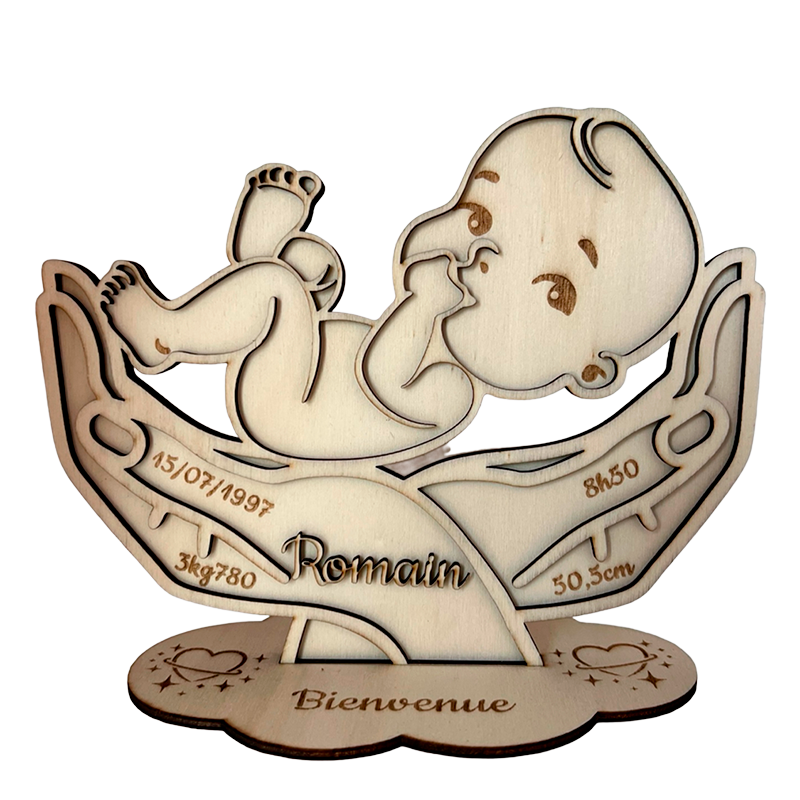 Décoration naissance bois personnalisée bébé dans les mains avec prénom, date, heure, poids et taille gravés