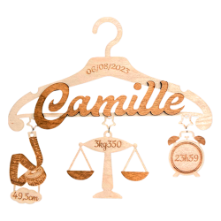 Décoration naissance en bois personnalisée cintre avec prénom Camille, date, taille, poids et heure de naissance