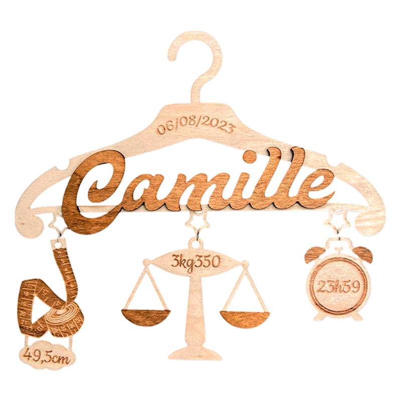 Décoration naissance en bois personnalisée cintre avec prénom Camille, date, taille, poids et heure de naissance