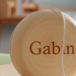 Détail gravure au laser sur yoyo en bois personnalisé avec prénom – SublimCadeaux