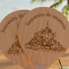 Détail gravure au laser Mont-Saint-Michel sur raquettes de plage personnalisées en bois