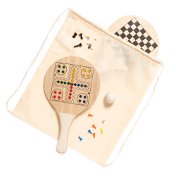 Raquette de plage en bois avec jeu de ludo intégré et accessoires, présentée avec sac en coton