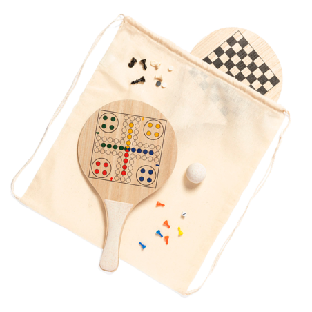 Raquette de plage en bois avec jeu de ludo intégré et accessoires, présentée avec sac en coton Raquette de plage en bois avec jeu de ludo intégré et accessoires, présentée avec sac en coton