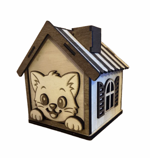 Tirelire en bois en forme de maison avec un chaton gravé en façade, toit et cheminée, découpée et gravée au laser