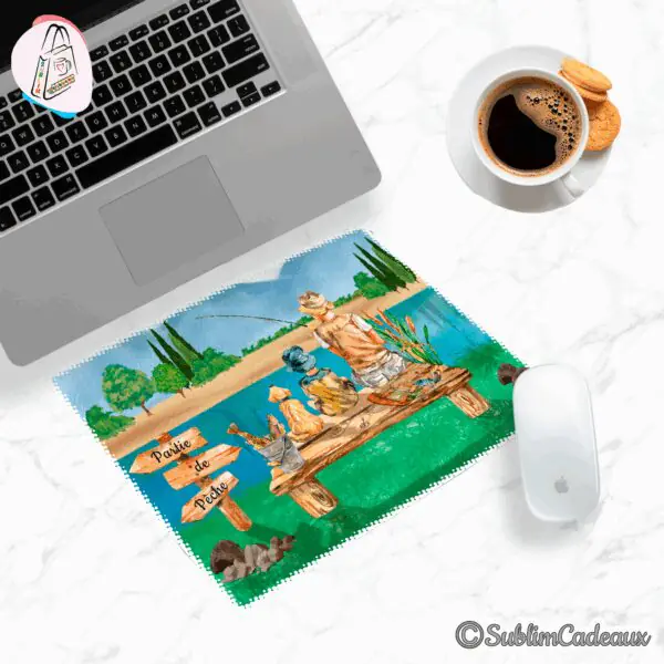 Tapis de souris en simili cuir imprimé d'une scène de pêche au bord d'un lac, adulte et enfant sur un ponton en bois