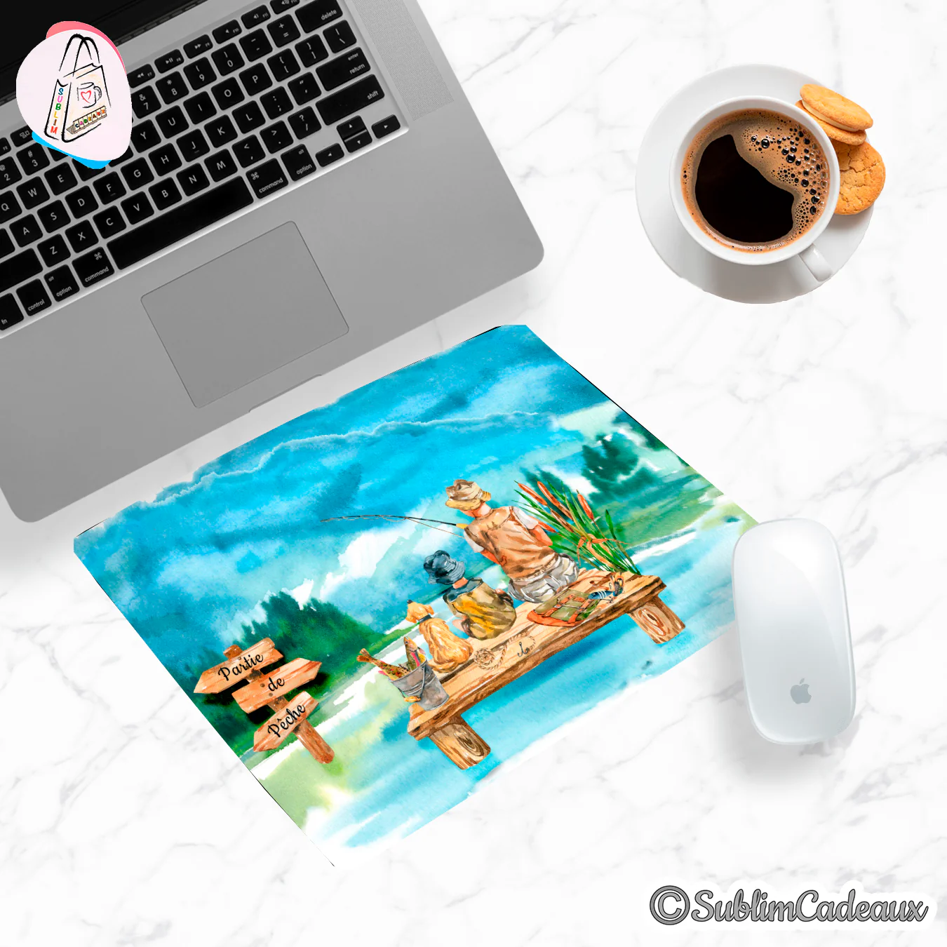 Tapis de souris en mousse à décor aquarelle d'une partie de pêche, adulte et enfant assis sur un ponton au bord de l'eau