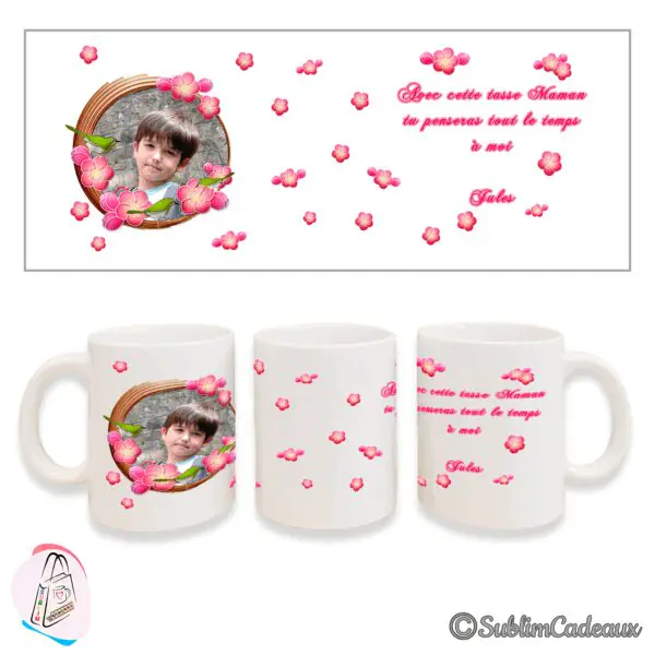Mug imprimé de fleurs de cerisier roses, de petits oiseaux verts et d'une photo de garçon dans un cadre rond, texte rose