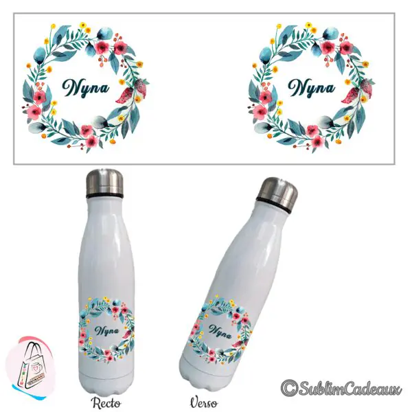 Sur bouteille isotherme blanche, couronne de feuillage bleuté et fleurs roses, prénom à personnaliser