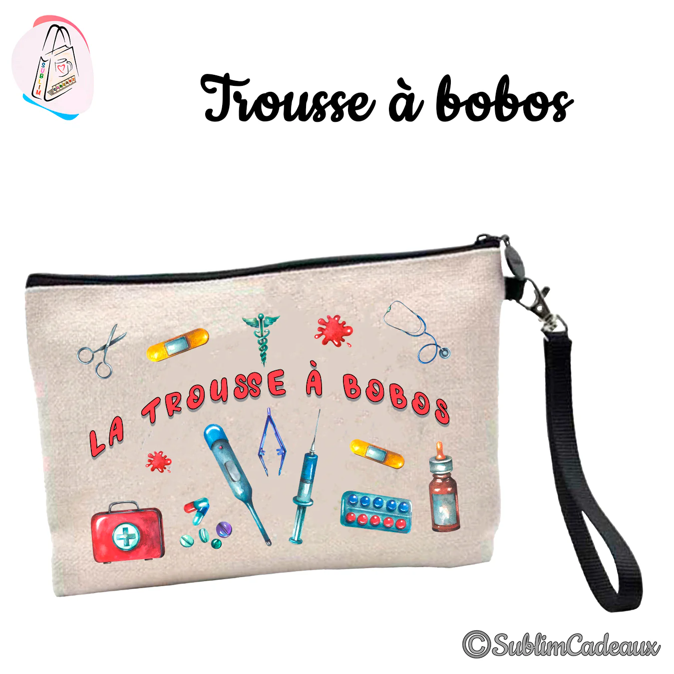 Trousse pochette en toile beige à zip et dragonne, imprimée d'accessoires de soin et du texte rouge « La trousse à bobos »