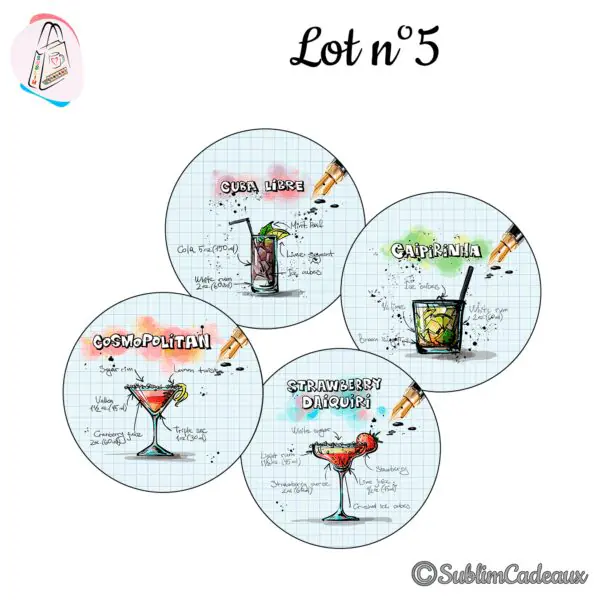 Assortiment de quatre dessous de verre ronds à cocktails croqués et recettes sur fond quadrillé bleu