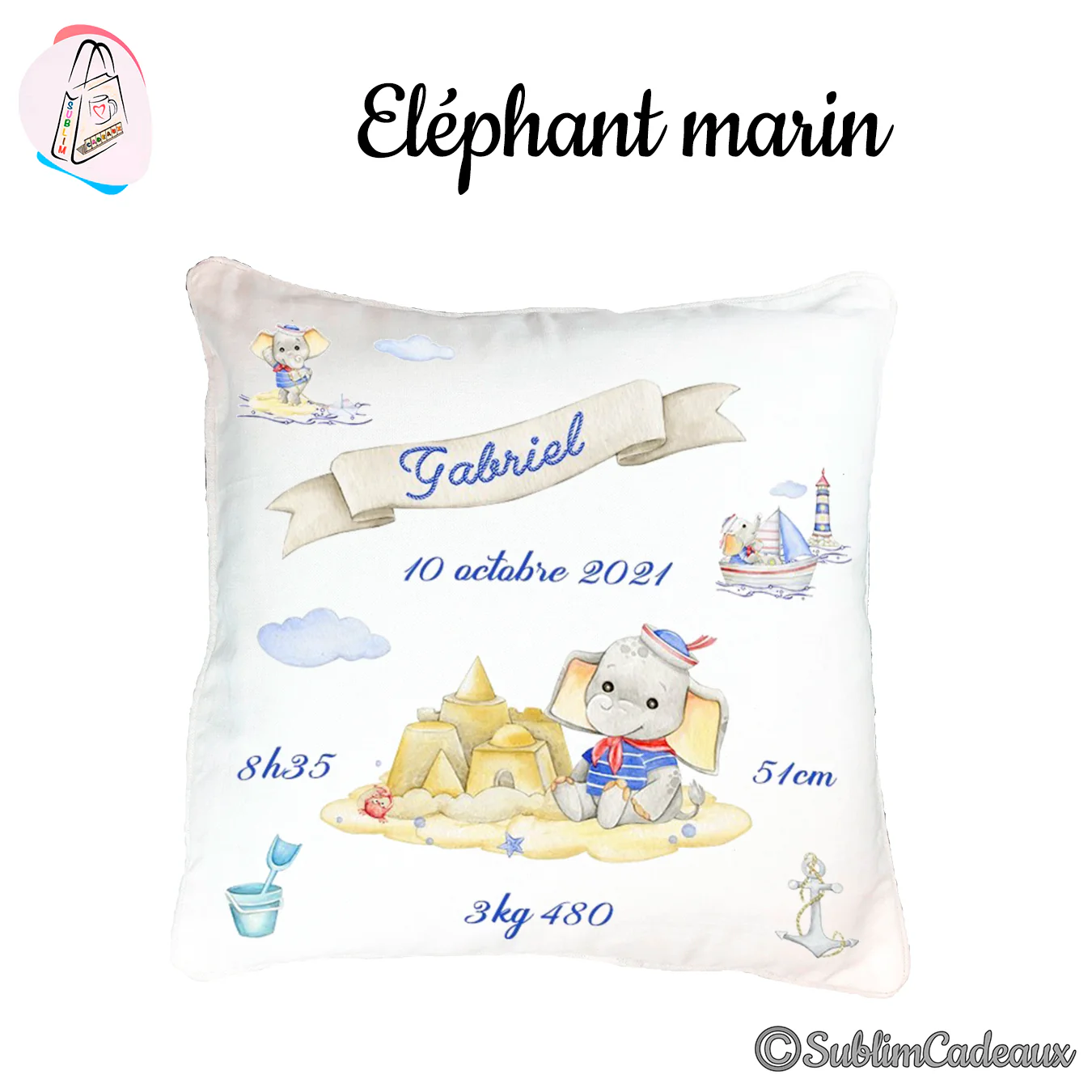 Coussin de naissance blanc imprimé d'un éléphanteau matelot devant un château de sable, avec bannière, phare et bateau