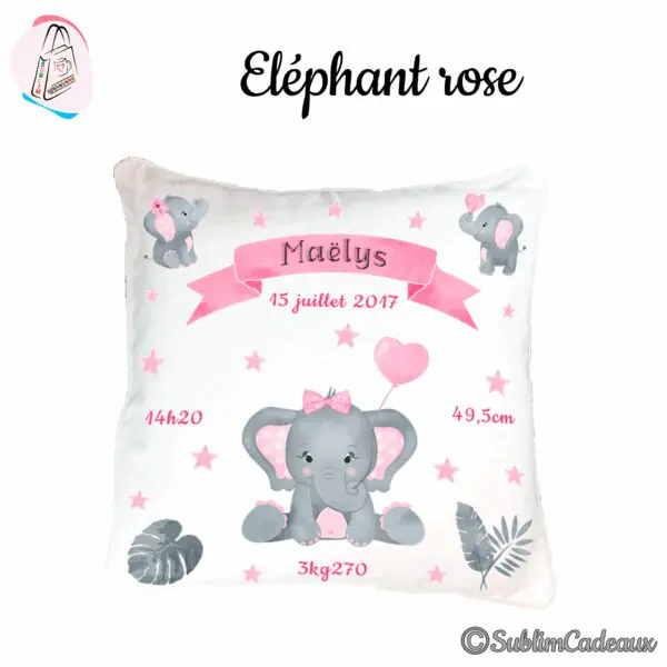 Coussin de naissance blanc imprimé d'un éléphanteau gris à nœud rose tenant un ballon cœur, avec bannière rose et étoiles