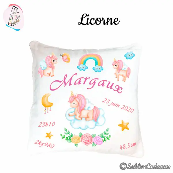 Coussin de naissance blanc imprimé de licornes roses, arc-en-ciel, lune, étoiles et roses en aquarelle